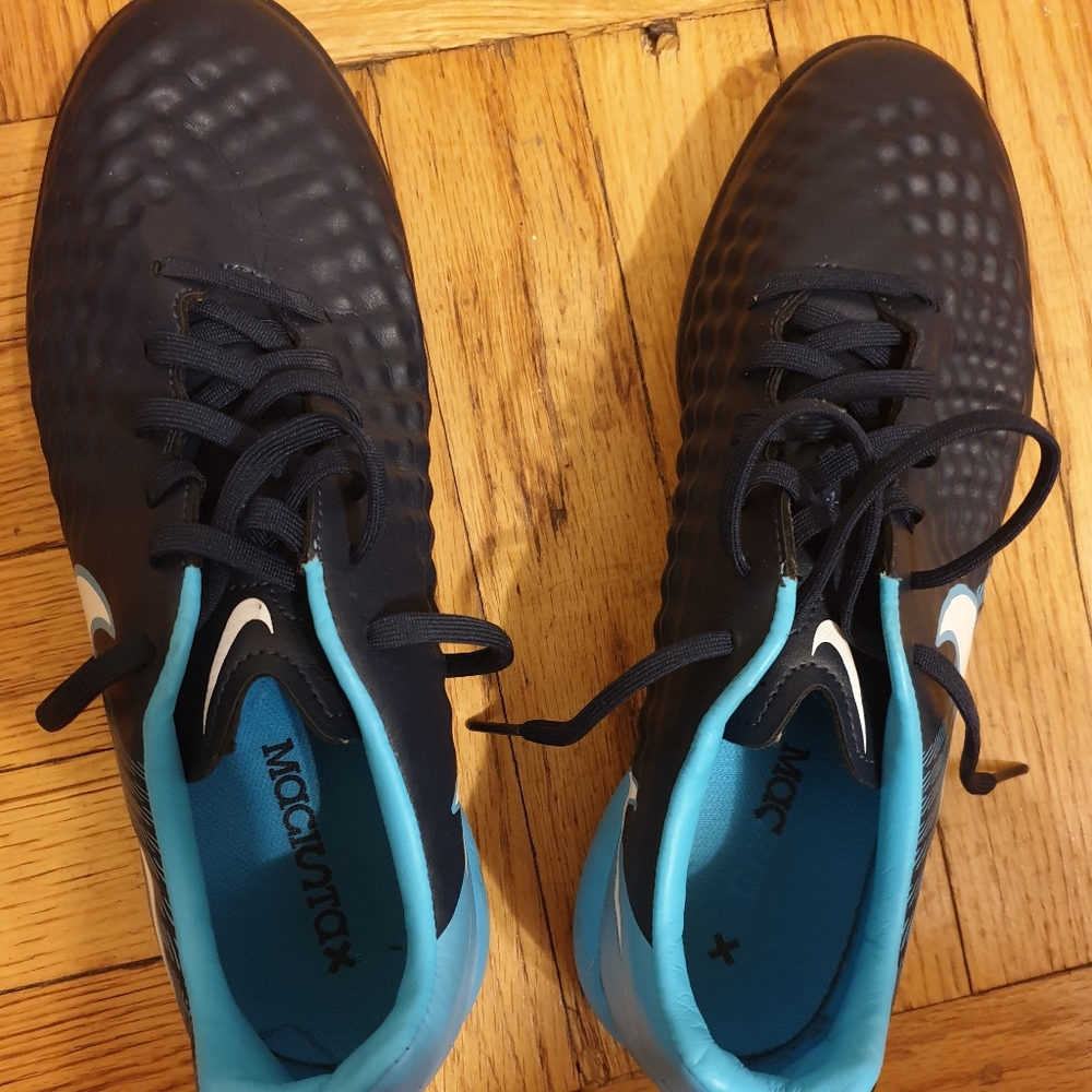 Nike ✔️ Soccer ⚽ sneakers 👟 black/ blue sz 8.5